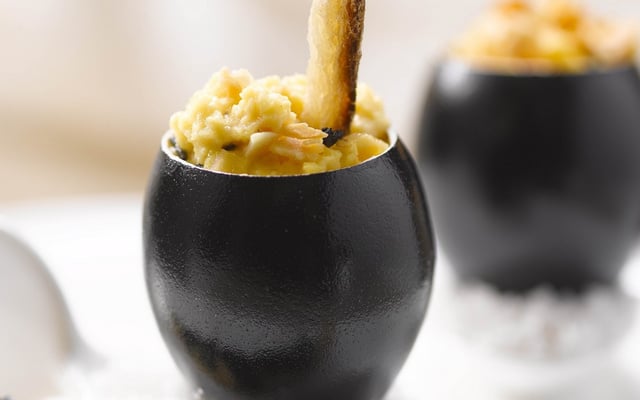 Brouillade d'œufs bio à la moutarde au Chablis et aux brisures de truffe noire, parfumée d'huile d'amande douce