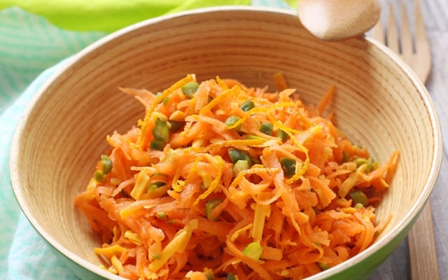 Salade toute orange de carottes râpées, mimolette et orange