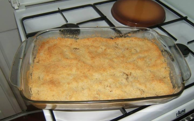 Crumble aux pommes avec deux boules de glace vanille