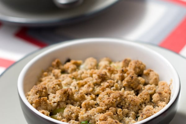 Crumble aux noisettes, poireaux et morbier