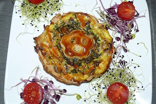 Quiche au poulet et fanes de carottes nouvelles
