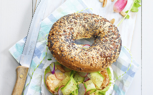 Bagel poulet-avocat et bûche de chèvre Chavroux®
