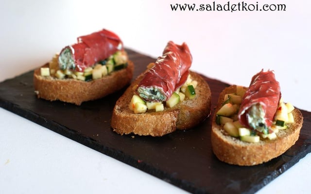 Crostinis au tartare de courgettes marinées, roulé de Bresaola aux arômes d'Italie