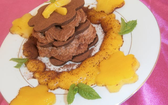 Mille feuilles chocolat et coulis de mangue