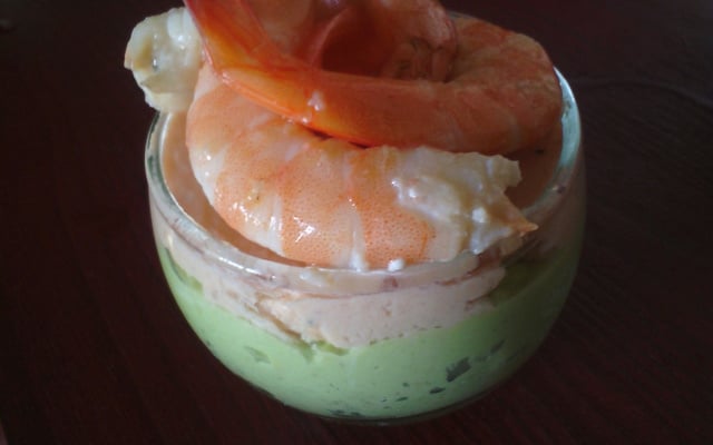 Verrines au saumon et crevettes sur lit d'avocat