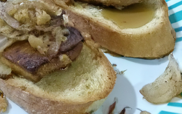 Toasts de foie gras et confit d'oignons aux noisettes