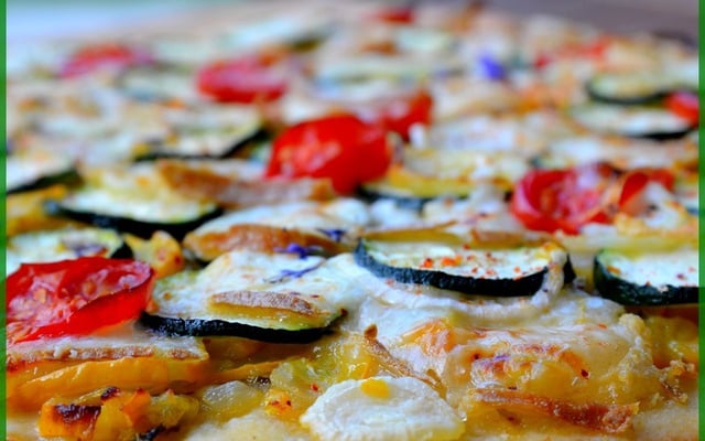 Une pizza 2 courgettes, fromage de brebis