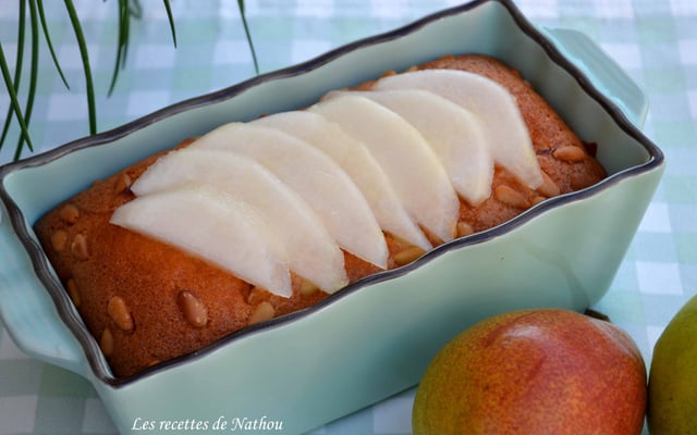 Cake aux poires et pignons de pin