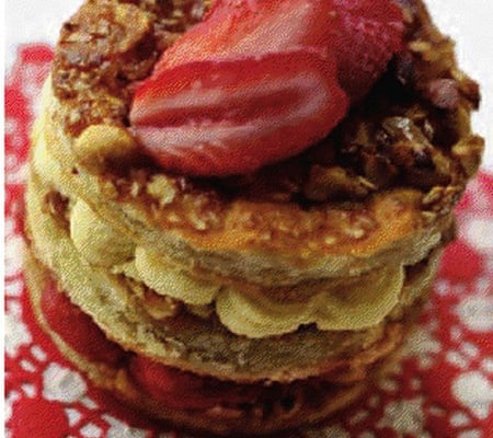 Mille-feuilles mousse de Comté et gelée de fraises et rhubarbes