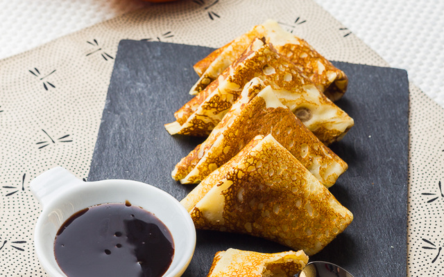 Samoussas de crêpes aux agrumes & sauce chocolat