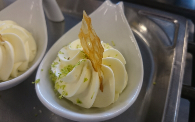 Crème maison de mangue et sa tuile de sésame à l'orange