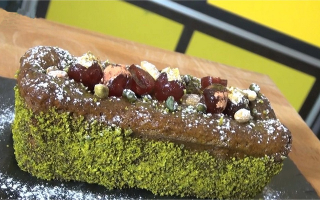 Cake amandes-griottes et pistaches