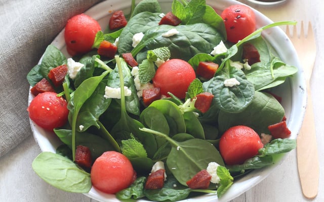 Salade de pousses d’épinard, billes de pastèque, chorizo et fromage de féta