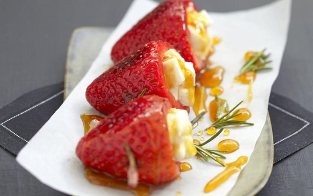 Brochettes fraises miel-romarin au Pouligny Saint-Pierre