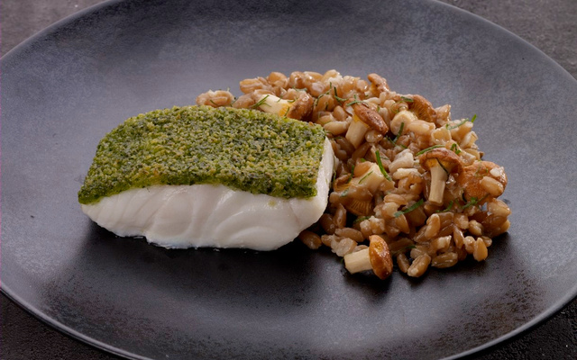 Cabillaud Skrei de Norvège en croûte d'herbes, risotto d'épeautre et girolles