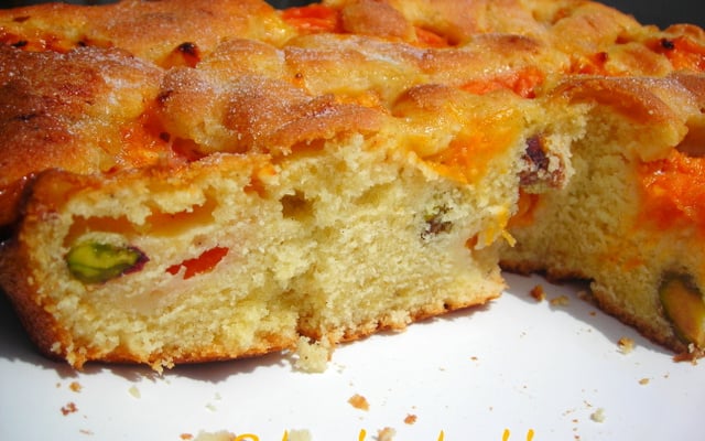 Gâteau aux abricots vanillés et aux éclats de pistaches