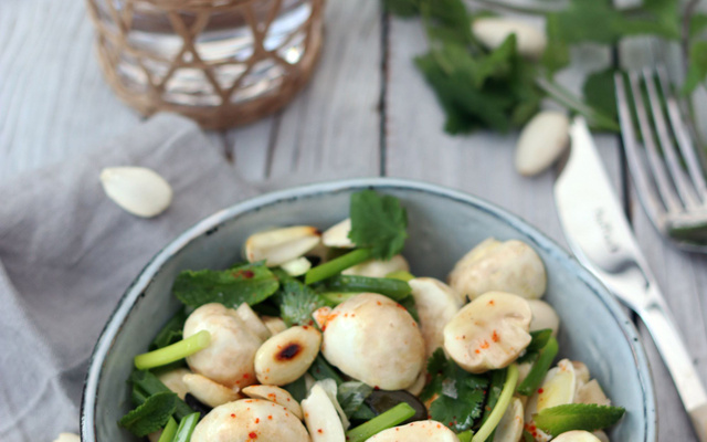 Salade de petits champignons Lou crus aux amandes et aux herbes