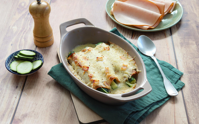 Courgettes gratinées aux tranches de blanc de poulet façon endives roulées