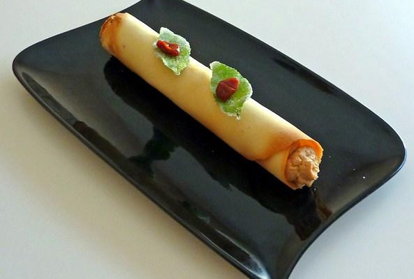 Cigarette russe à la mousse de thon et au sorbet poivron