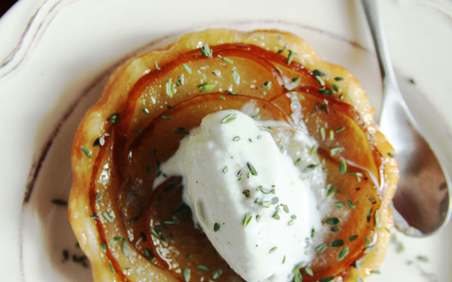 Tatin de poires conférence au poivre long - sorbet roquefort