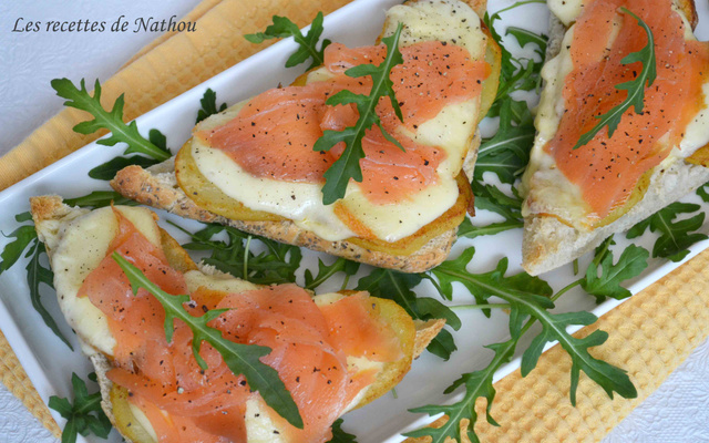 Bruschettas au saumon fumé, pommes de terre rissolées et fromage raclette