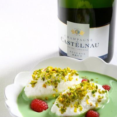 Île flottante pistachée aux framboises