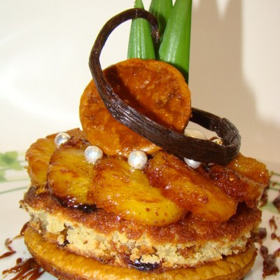 Illusion d'une galette aux parfums exotiques....amande, raisins, ananas caramélisé, vanille et rhum arrangé