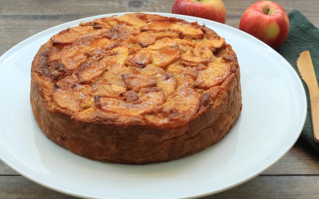 Gâteau aux pommes, sauce caramel et beurre salé