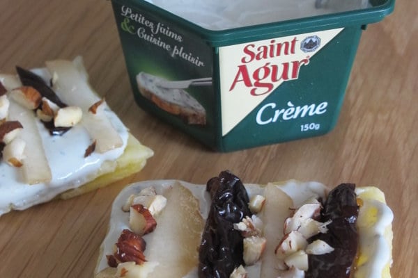 Tartine Saint Agur®, pruneaux, poires et noisettes