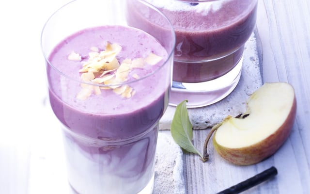Smoothie aux myrtilles sauvages à la noix de coco
