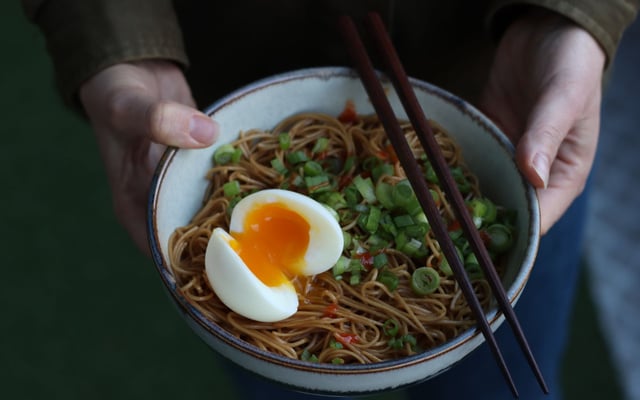 Nouilles sautées à la sauce soja et oeuf mollet