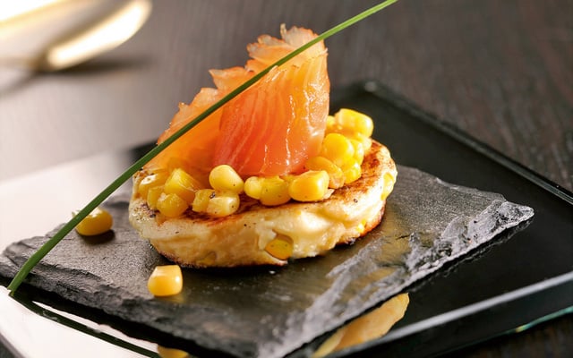 Blinis aux grains de maïs, pommes des champs et saumon fumé