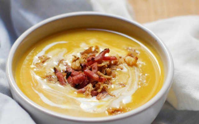 Velouté de courge butternut, lait de coco et bacon grillé