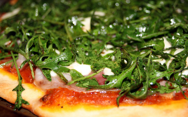 Pizza pancetta,mozzarela et roquette