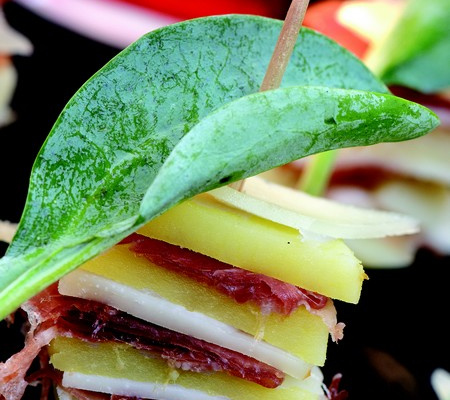 Millefeuille de Princesse Amandine au jambon serrano et tomme de brebis