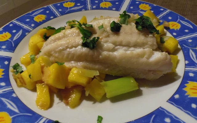 Lotte à la mangue sur son lit de poireaux