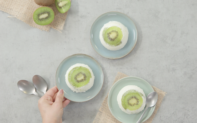 Dôme de panna cotta au Kiwi de l'Adour IGP et au lait de coco