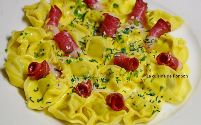 Tortelloni sauce au curcuma et magret d'oie fumé