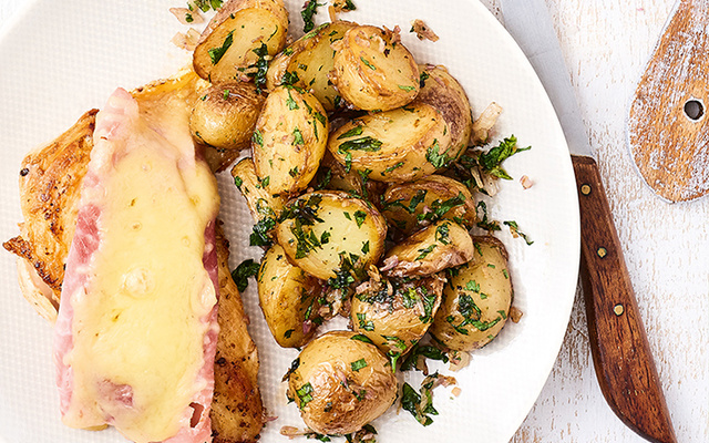Dinde façon cordon bleu, rattes vapeur persillées