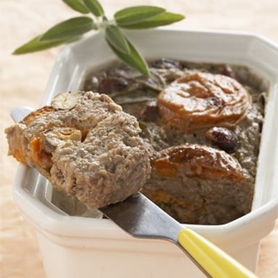 Pâté d'agneau aux abricots, noisettes, sauge et épices.