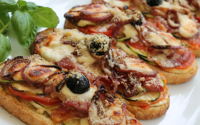 Bruschetta aux légumes confits, speck et Parmigiano Reggiano Giovanni Ferrari