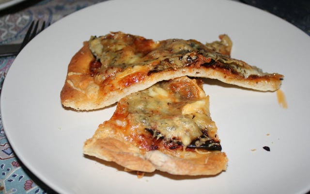 Pizza sauce piquante à l'aubergine et bûche de chèvre