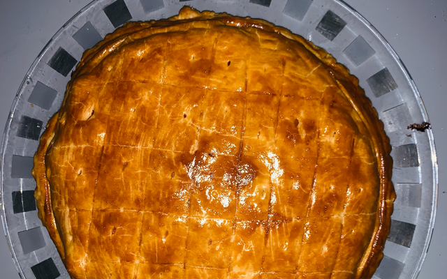 Tourte à la viande et au jambon cru