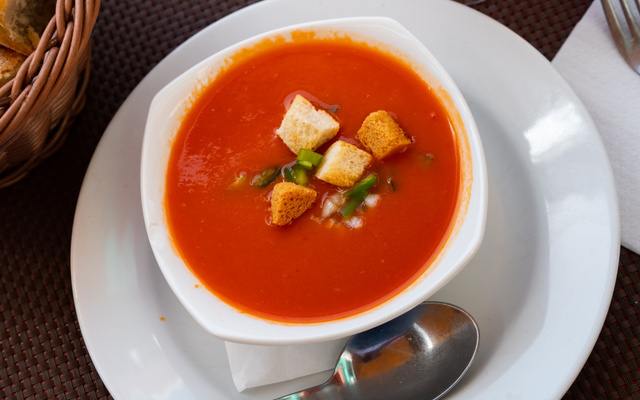 Gaspacho andalou au pain légèrement rassis