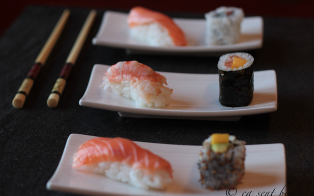 Ura-maki saumon, mangue et coriandre