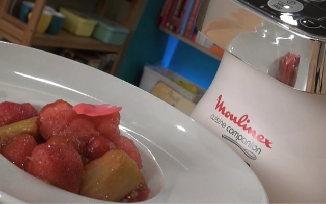 Soupe de fraises et rhubarbe à la rose