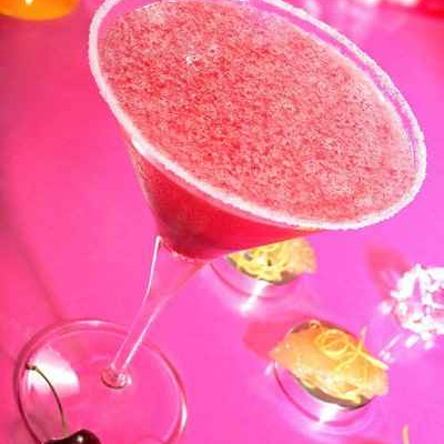 Cocktail aux sirops de cerise et pamplemousse