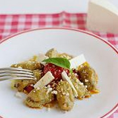 Gnocchi d'aubergines, tomates frites et ricotta salée