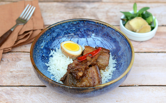 Porc au caramel (thịt kho)