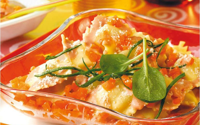 Raviolis au jambon, sauce douce au ketchup